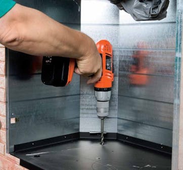 Montere peisinnsats: Konveksjonskappa skal nå festes til bunnramma Montere peisinnsats: Konveksjonskappa skal nå festes til bunnramma